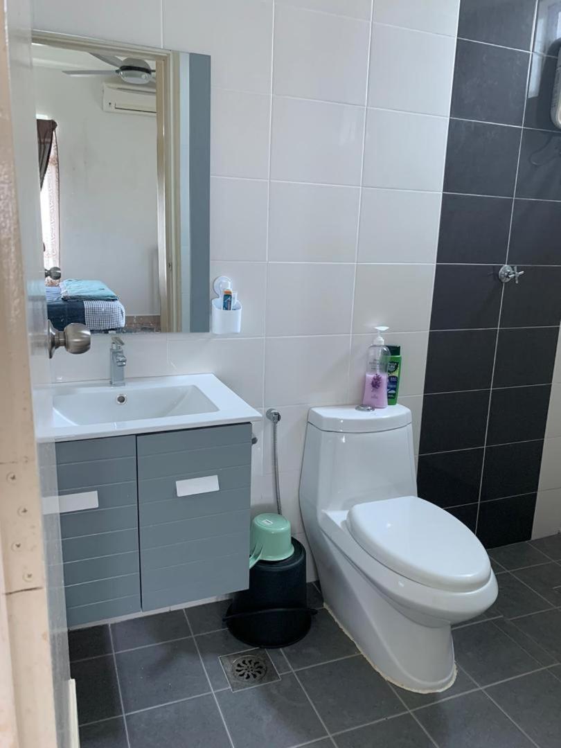 Risqi Apartment 2 Bedroom Wakaf Che Yeh Kota Bharu Habitación foto